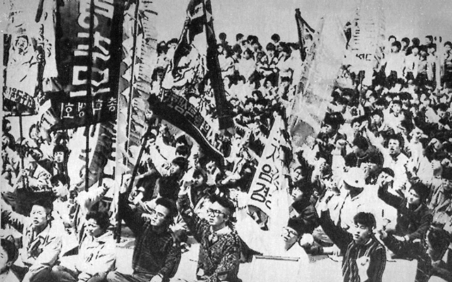 1988년 4월 열린 ‘4·3 추모제 및 진상규명 촉구대회’에서 제주 지역 대학생들이 구호를 외치고 있다. 한겨레