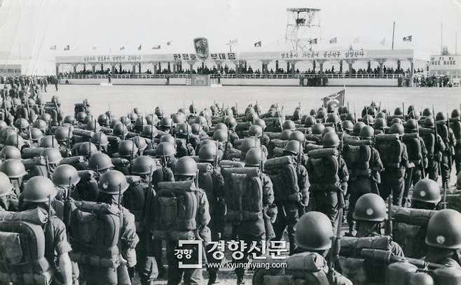 베트남 전쟁에 파병되는 한국군 맹호부대의 환송식. 경향신문 자료