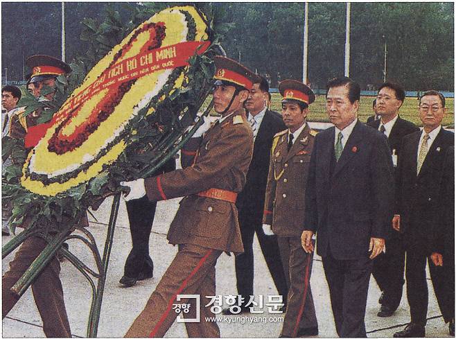 1998년 베트남을 방문한 김대중 대통령이 베트남 국부 호치민 전 국가주석의 묘소에 헌화하고 있다. 경향신문 자료