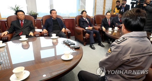 황운하 청장에게 항의하는 한국당 의원들
