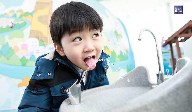 세계 물의 날인 22일 오전. 수돗물 체험 홍보관 아리수나라에서 현장학습을 하던 한 우촌유아학교 남자 아이가 아리수 음수대에서 물을 마시고 있다. 최대성 기자 ⓒ베이비뉴스