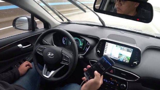 스마트폰 타이머로 현대차 싼타페 TM 고속도로 주행보조 시스템(HDA)을 테스트하고 있는 모습 (사진=지디넷코리아)