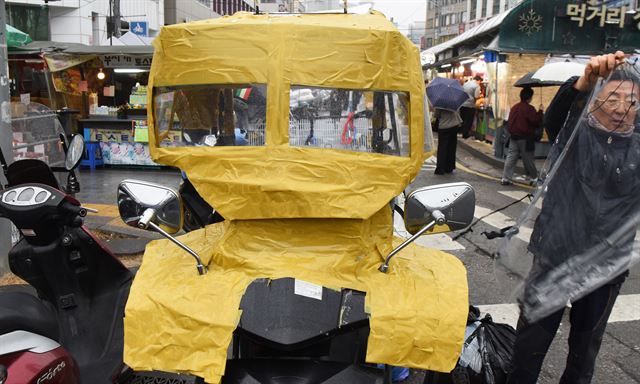 만화영화 속 로봇을 연상시키는 박기욱(62)씨의 수제 방풍막. 그와 그의 오토바이를 15일 서울 종로구 동대문종합시장 앞에서 만났다.