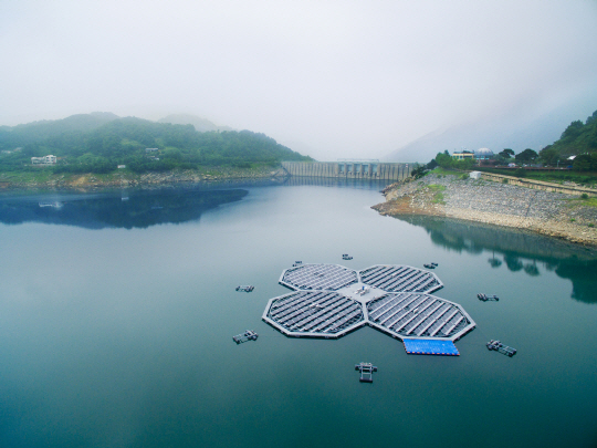 한국수자원공사(K-water)는 2012년 경남 합천군 대병면 합천댐 수면 위에  0.5㎿ 규모의 태양광을 설치해 국내 최초로 수상 태양광 발전을 상용화했다. 합천댐 수상태양광 발전시설 모습.  K-water 제공