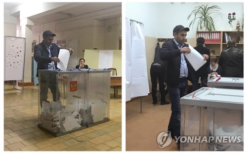 지난 18일 러시아 대선 당시 남부 우스트-제구타 지역에서 한 유권자가 216번, 217번 투표소에서 각각 투표하는 모습[0REUTERS/Staff=연합뉴스]