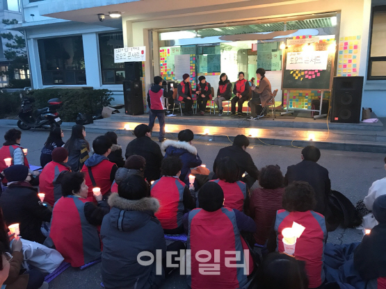 지난 22일 오후 서울 중구 필동에 자리한 동국대 캠퍼스에서 열린 ‘청소노동자를 돕는 동국인 모임’에 참석한 학생들과 청소 노동자들이 이야기를 듣고 있다. (사진=최정훈 기자)