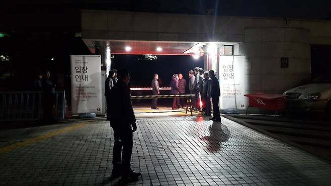 오전 5시40분경 케이티연구개발센터 정문 출입구 풍경. 바리케이트를 치고 비표를 보여주는 직원들만 들어갈 수 있게 하고 있다.