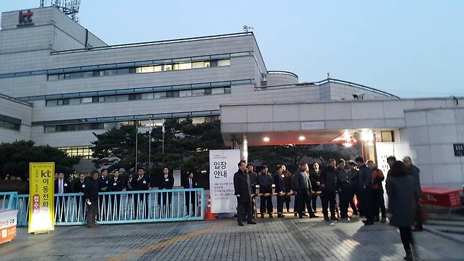 6시30분경 케이티연구개발센터 정문 풍경. ‘경호’ 명찰을 단 사람들이 수십명 더 배치됐다.