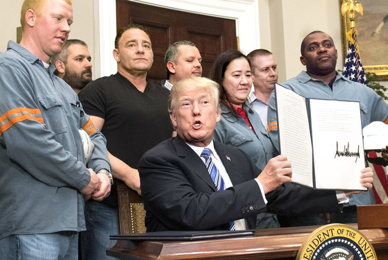 도널드 트럼프 미국 대통령이 지난 8일(현지시간) 백악관 루스벨트룸에서 철강 노동자들이 지켜보는 가운데 외국산 철강 및 알루미늄 제품에 고관세를 부과하는 행정명령에 서명한 뒤 들어보이고 있다. [UPI]