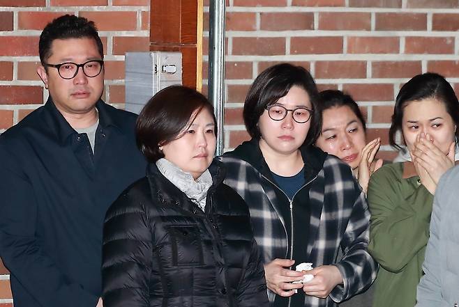 이명박 구속 배웅하는 가족들 - 23일 뇌물수수 혐의로 구속영장이 발부된 이명박 전 대통령이 서울 논현동 자택에서 서울동부구치소로 향하자 이 전 대통령의 아들 이시형씨를 비롯한 가족들이 눈물을 흘리고 있다. 왼쪽부터 아들 시형, 둘째 딸 승연, 첫째 딸 주연(오른쪽 두번째), 막내딸 수연(오른쪽 첫번째)씨. 2018.3.23 서울신문 이명박 구속 배웅하는 가족들 - 23일 뇌물수수 혐의로 구속영장이 발부된 이명박 전 대통령이 서울 논현동 자택에서 서울동부구치소로 향하자 이 전 대통령의 아들 이시형씨를 비롯한 가족들이 눈물을 흘리고 있다. 왼쪽부터 아들 시형, 둘째 딸 승연, 첫째 딸 주연(오른쪽 두번째), 막내딸 수연(오른쪽 첫번째)씨. 2018.3.23 서울신문