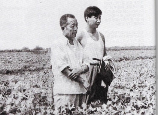 1983년 허베이성 정딩현 부서기 시절 시진핑이 가벼운 차림으로 면화밭을 시찰하고 있다. <한겨레> 자료사진