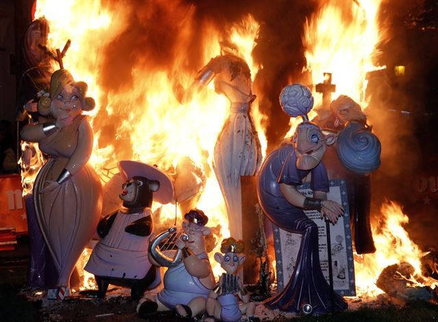 불의 축제로 유명한 라스 파야스 페스티벌 마지막날인 19일 스페인 발렌시아에서 종이나 나무로 만든 거대인형 조각물인 '파야''를 태우고 있다. AP 연합뉴스