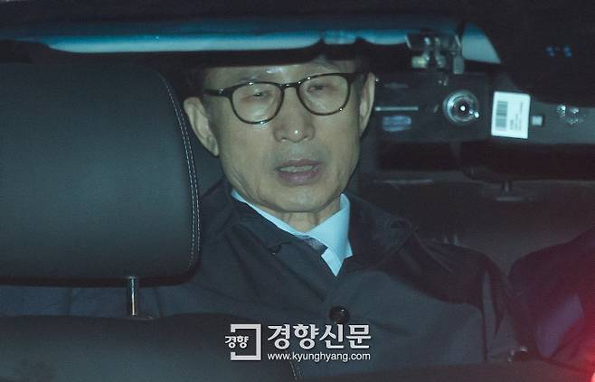 3월 23일 오전 전날 밤 늦게 구속영장이 발부된 이명박 전 대통령이 서울동부구치소로 향하고 있다. / 강윤중 기자