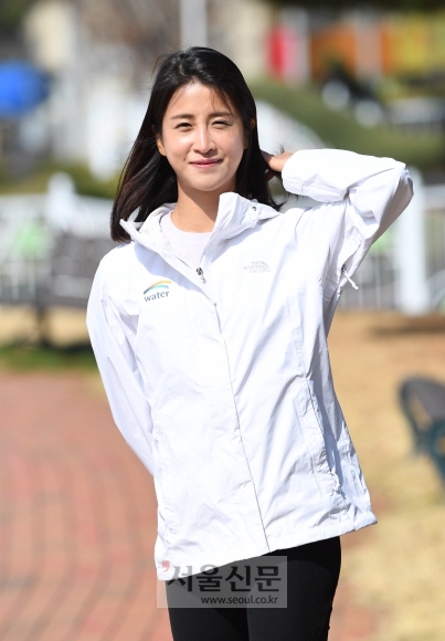 21년 만에 여자 마라톤 기록을 경신하고 5000m와 하프마라톤까지 한국기록 셋을 갈아치운 김도연(25·K워터)이 23일 대전 신탄진 본사 마당에서 봄 햇살에 눈을 살며시 찡긋거리고 있다. 대전 이호정 전문기자 hojeong@seoul.co.kr