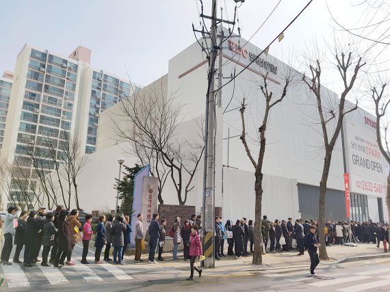 지난 23일 서울 영등포구 당산 센트럴 아이파크 견본주택을 찾은 방문객들이 긴 줄을 선 채 입장을 기다리고 있다.