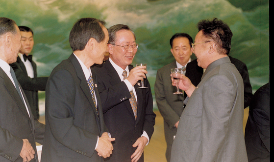 2000년 6월 평양 목란관 만찬에서 김정일 당시 국방위원장과 이헌재 재정경제부 장관이 건배하며 담소하고 있다.