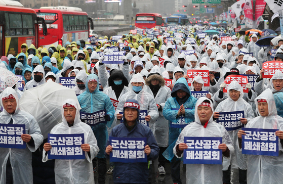 지난 2월 한국GM 노조원들이 서울 세종로소공원 앞에서 군산공장 폐쇄 철회와 구조조정 중단을 요구하고 있다.
