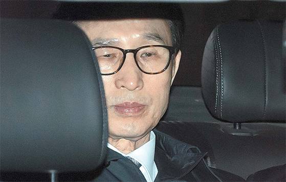 110억원대 뇌물수수, 350억원대 다스 횡령 등 혐의로 구속영장이 발부된 이명박 전 대통령이 23일 새벽 서울 논현동 자택을 출발해 서울동부구치소로 이동하고 있다. 최승식 기자