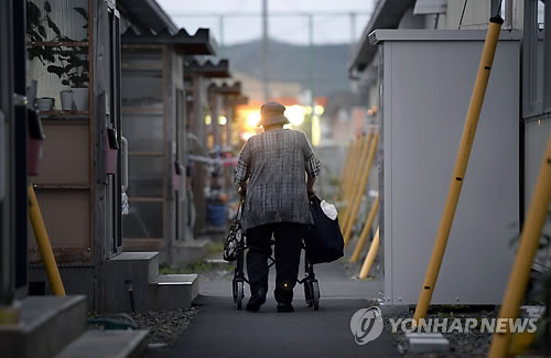 일본 미야기 현의 한 가설주택 단지에서 걸어가는 노인의 모습. [교도=연합뉴스 자료사진]