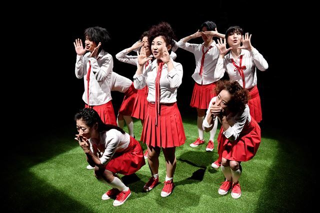 연극 '아홉소녀들'은 소녀들이 놀이를 통해 사회에 깃든 갖은 차별을 깨닫는 과정을 그린다. 극단 프랑코포니 제공
