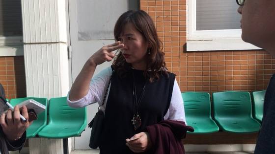 공지영 작가가 지난해 9월 29일 사기 등의 혐의로 기소된 A목사의 1심 재판이 열린 전주지법 3호 법정 앞에서 취재진의 질문에 답하고 있다. 전주=김준희 기자