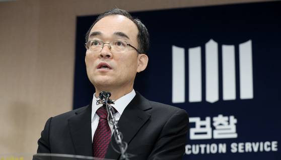 문무일 검찰총장이 지난해 12월 5일 서울 서초구 대검찰청에서 열린 기자간담회에서 모두 발언을 하고 있다. 우상조 기자