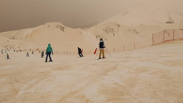 오렌지색 눈으로 뒤덮인 러시아 소치의 눈산에서 스노보드를 즐기는 관광객. 인스타그램 계정(@Margarita Alshina)·BBC 홈페이지 갈무리
