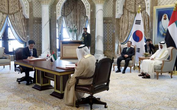 경제장관 MOU 체결 지켜보는 文대통령 - 김동연(왼쪽 첫 번째) 경제부총리 겸 기획재정부 장관과 솔탄 빈 사이드 알 만수리 아랍에미리트(UAE) 연방 경제부 장관이 25일 아부다비 대통령궁에서 문재인 대통령과 무함마드 빈 자이드 알 나하얀(오른쪽 첫 번째) 아부다비 왕세제가 지켜보는 가운데 중소기업 및 혁신 양해각서(MOU)를 체결하고 있다. 아부다비 연합뉴스 경제장관 MOU 체결 지켜보는 文대통령 - 김동연(왼쪽 첫 번째) 경제부총리 겸 기획재정부 장관과 솔탄 빈 사이드 알 만수리 아랍에미리트(UAE) 연방 경제부 장관이 25일 아부다비 대통령궁에서 문재인 대통령과 무함마드 빈 자이드 알 나하얀(오른쪽 첫 번째) 아부다비 왕세제가 지켜보는 가운데 중소기업 및 혁신 양해각서(MOU)를 체결하고 있다. 아부다비 연합뉴스