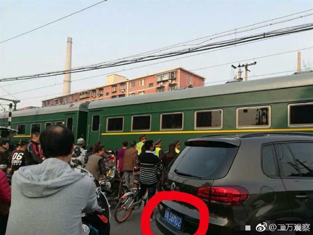 26일 중국 베이징에 북한 최고위급 인사가 중국을 방문했다는 설이 도는 가운데 베이징 시내를 달리는 북한 열차의 모습이 베이징 시민들에 의해 여러 차례 목격됐다. 베이징=웨이보 캡처ㆍ연합뉴스