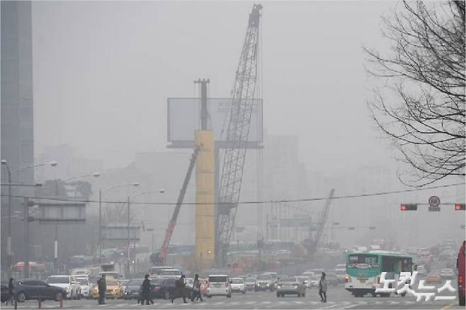 고농도 미세먼지와 안개가 하늘을 뒤덮은 서울(사진=박종민 기자)