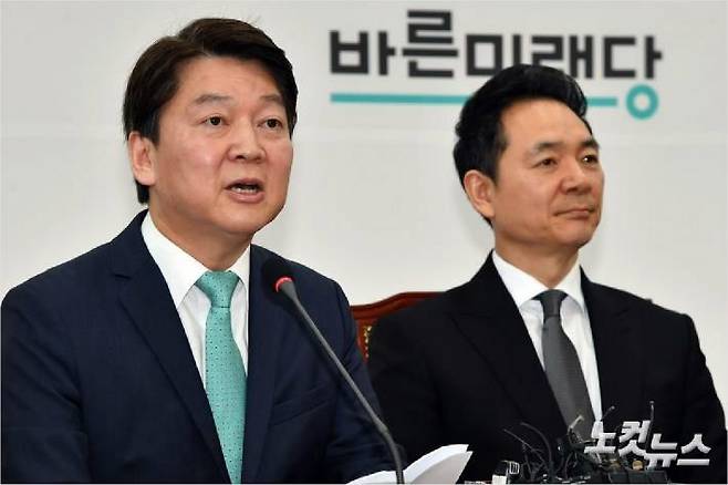 바른미래당 안철수 인재영입위원장이 27일 오전 국회에서 열린 인재영입 발표식에서 장성민 전 의원(세계와동북아평화포럼 이사장)을 소개하고 있다 (사진=윤창원 기자)