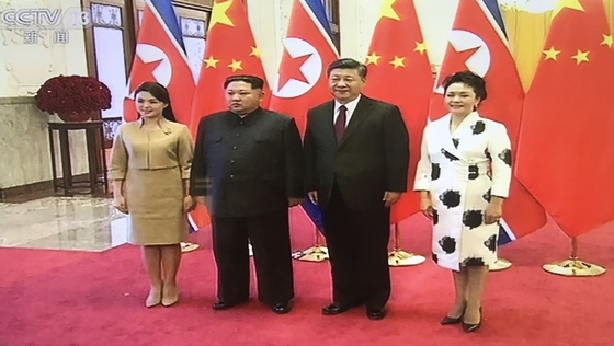 김정은 북한 노동당 위원장이 25~28일 부인 이설주와 중국을 방문해 시진핑 중국 국가 주석을 만났다. [CCTV 캡처]