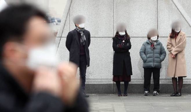 '미세먼지 비상저감조치'가 이틀째 시행된 27일 마스크를 착용한 채 외출한 시민들 모습./사진=뉴스1