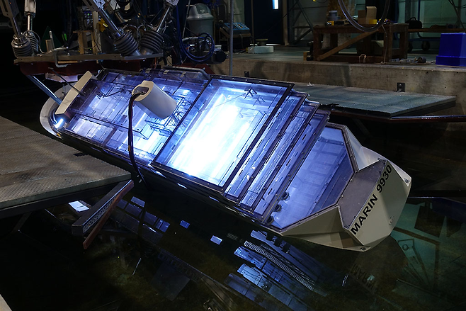 2월20일(현지시각) 네덜란드 해양연구소 마린에서 세월호의 30분의 1 크기의 모형을 통해 실험이 진행되고 있다. © 시사저널 이용우