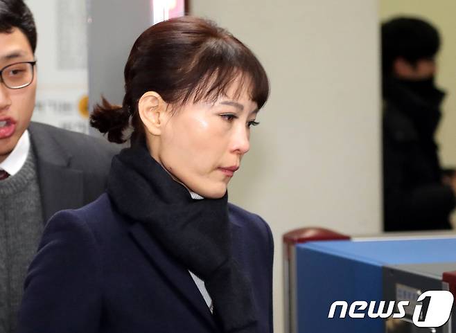 윤전추 전 청와대 행정관이 10일 오후 서울 서초동 중앙지법에서 선고공판을 마친 뒤 법정을 나서고 있다. 2018.1.10/뉴스1 © News1 박지혜 기자