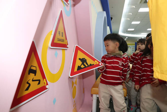 어린이들이 2층 교통안전체험관에서 교통안전교육을 하고 있다. 벽면에 부착된 교통안전표지판을 들어올리면 표지판에 대한 정보가 기재되어 있다. 우상조 기자