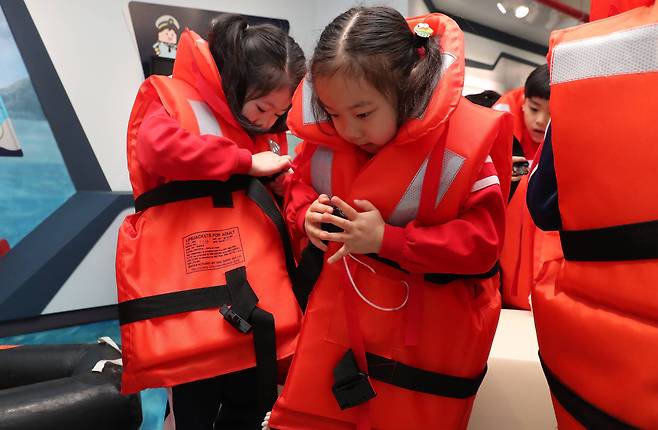 어린이들이 3층 선박안전체험관에서 구명조끼 착용 요령을 배우고 있다. 우상조 기자
