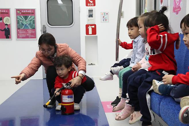어린이들이 3층 철도안전체험관에서 한 어린이가 불을 끄는 체험을 하고 있다. 우상조 기자