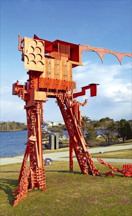 ③ 고철과 배관으로 만든 도키와공원의 명물 개미의 성