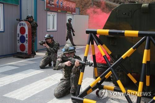 시가지 전투하는 예비군 (남양주=연합뉴스) 이희열 기자 = 예비군의 날 50주년을 맞아 31일 56사단 금곡 예비군훈련대에서 실시한 '최정예 예비군 탑-팀' 경연대회에서 참가 예비군들이 시가지 전투를 하고 있다. 2018.3.31