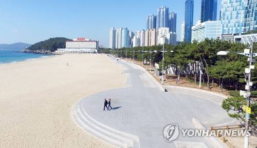 해운대해수욕장 호안도로 확장 (부산=연합뉴스) 조정호 기자 = 13일 부산 해운대해수욕장 백사장과 호안도로 모습. 해운대구는 35억원을 들여 해운대해수욕장 호안 도로를 확장하는 공사를 완료했다. 버스킹 공연도 할 수 있는 공간도 여러 곳 마련됐다. 2018.3.13 ccho@yna.co.kr