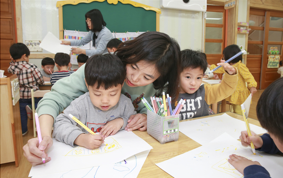 지난달 28일 서울 동작구 신영어린이집에서 중앙일보 이에스더 기자가 아이들과 함께 그림을 그리고 있다. 이날 어린이집에서 일일 보육교사 체험을 하며 3세반 아이들을 돌봤다. [임현동 기자]