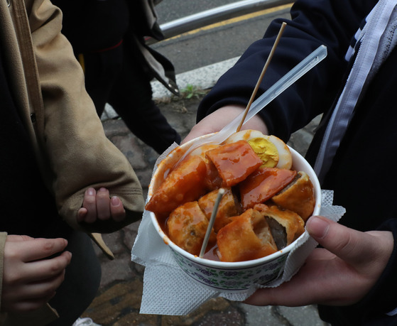 서울 시내버스에는 컵에 든 떡볶이 등 포장되지 않은 음식물을 갖고 탈 수 없다.［중앙포토］