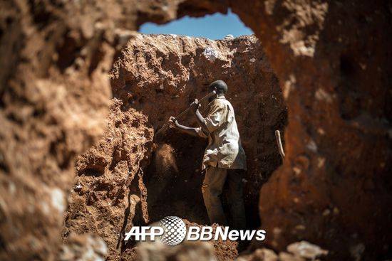 지난 2월 콩고 남부 콜웨지 지역 채굴꾼이 코발트를 캐기 위해 땅을 파는 모습. /AFPBBNews=뉴스1