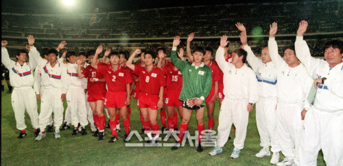 1991년 포르투갈 세계청소년축구선수권대회에서 코리아 단일팀이 아일랜드와 비겨 8강행에 성큼 다가선 뒤 함께 환호하고 있다. (스포츠서울DB)