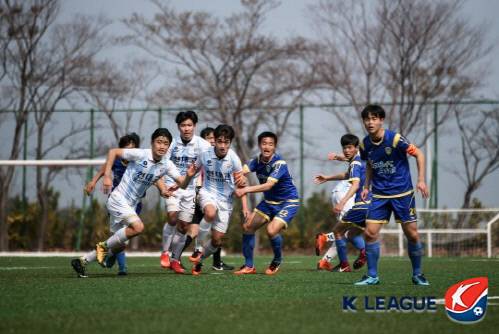 지난달 24일 울산서부B축구장에서 열린 2018 아디다스 K리그 주니어 B조 울산 U-18(현대고)과 아산 무궁화 U-18의 경기 모습. 제공 | 한국프로축구연맹