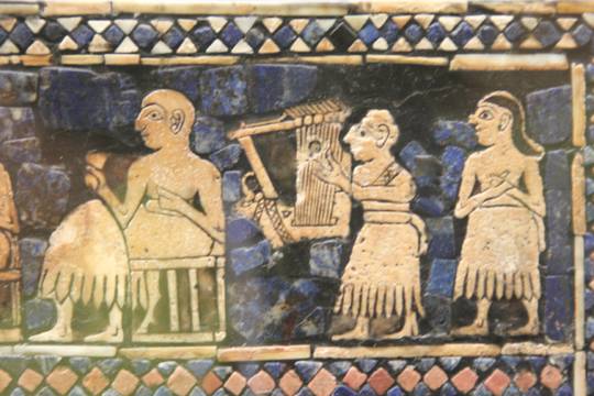 이라크의 고대 유적지 우르 묘역에서 출토한 ‘우르 스탠더드’라는 용도불명의 상자 표면에 있는 그림. BC 25세기 메소포타미아 수메르 축제 연회 장면이 담겨 있다. 런던 대영박물관에 전시돼 있다.