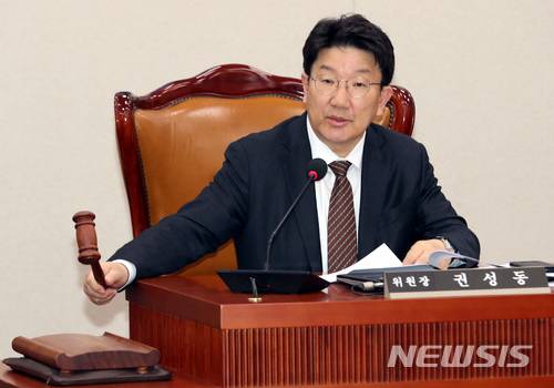 【서울=뉴시스】이종철 기자 = 권성동 자유한국당 의원. 2018.03.05. jc4321@newsis.com