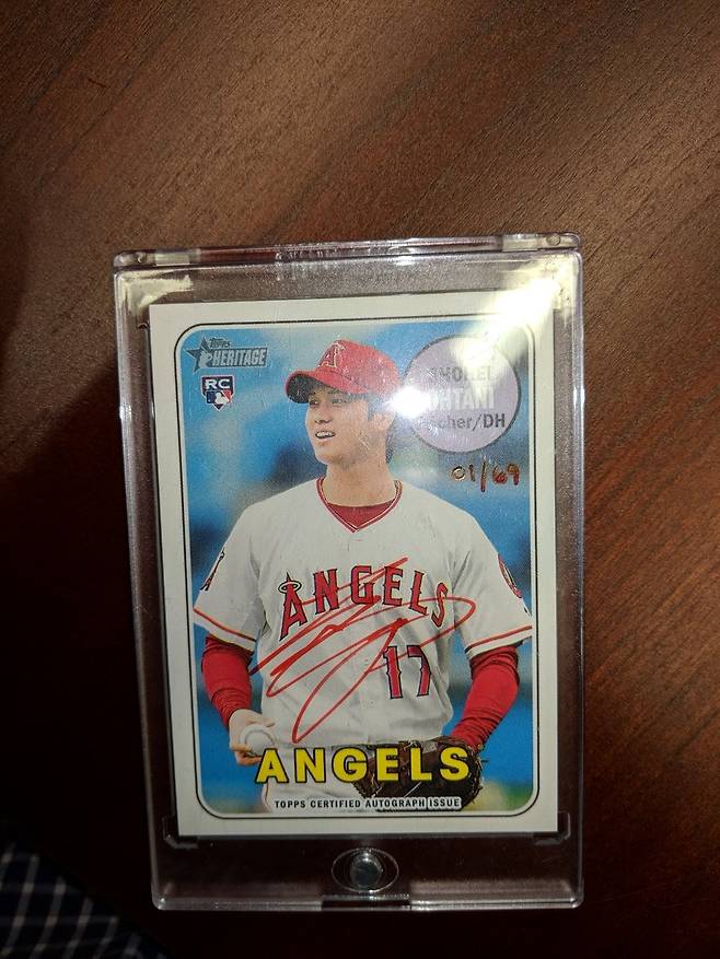 ▲ 팻 내쉭이 올린 2018 토프 헤리티지 오타니 쇼헤이 카드. 네쉭은 흥분해서 카드를 케이스에 거꾸로 보관했다. ⓒ팻 네쉭 트위터
