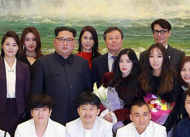 김정은 북한 노동당 위원장이 지난 1일 동평양대극장에서 열린 남측 예술단 공연 '봄이 온다'를 관람한 뒤 남측 예술단 출연자들과 기념촬영을 하고 있다. 연합뉴스